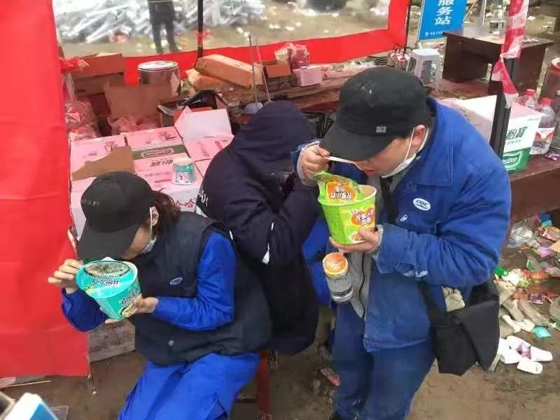 武船集團援建突擊隊員通宵作業(yè)后，2月2日晨在施工現(xiàn)場吃早餐